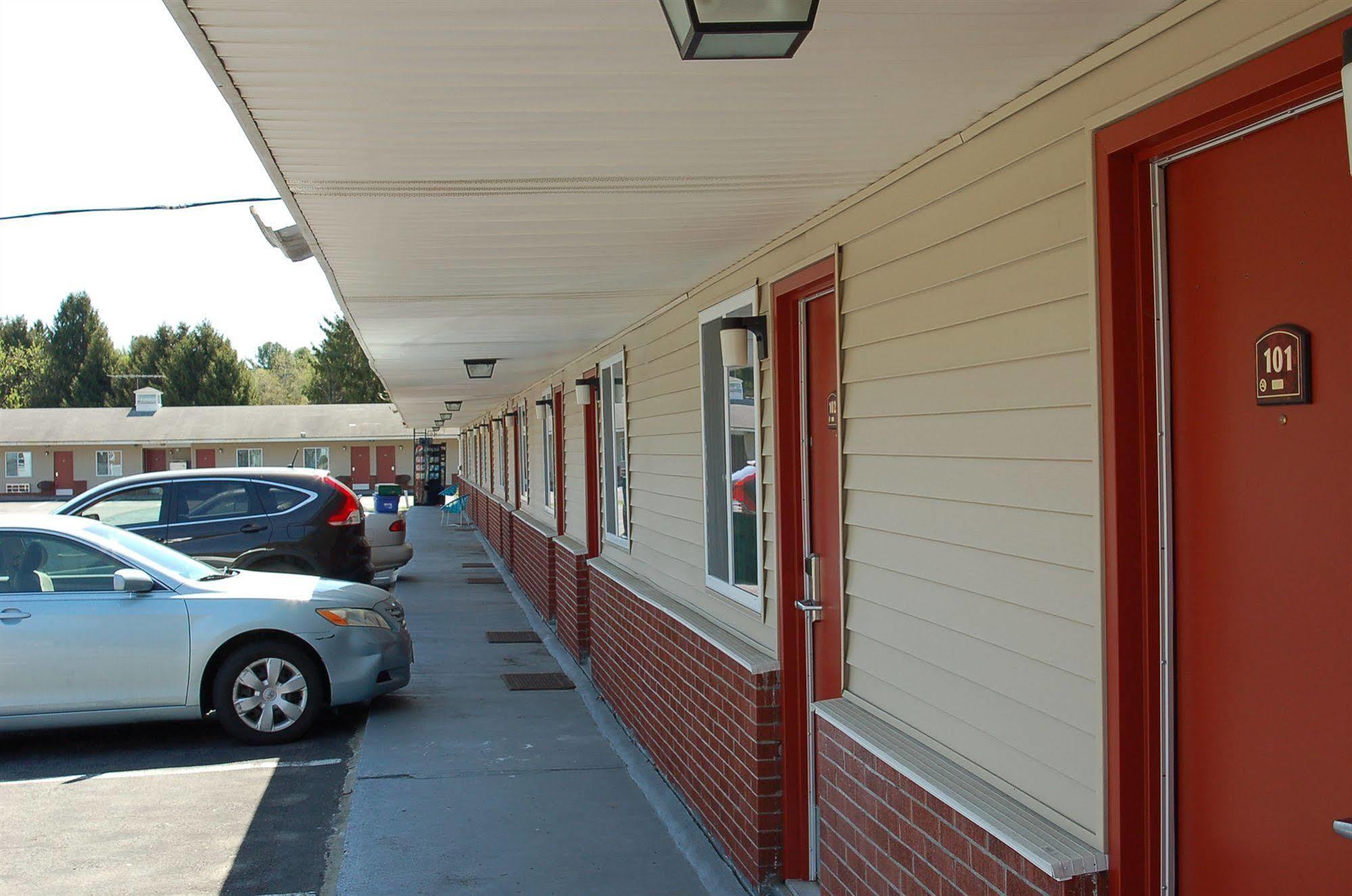 Blue Sky Inn Glens Falls-Saratoga-Lake George Exterior foto