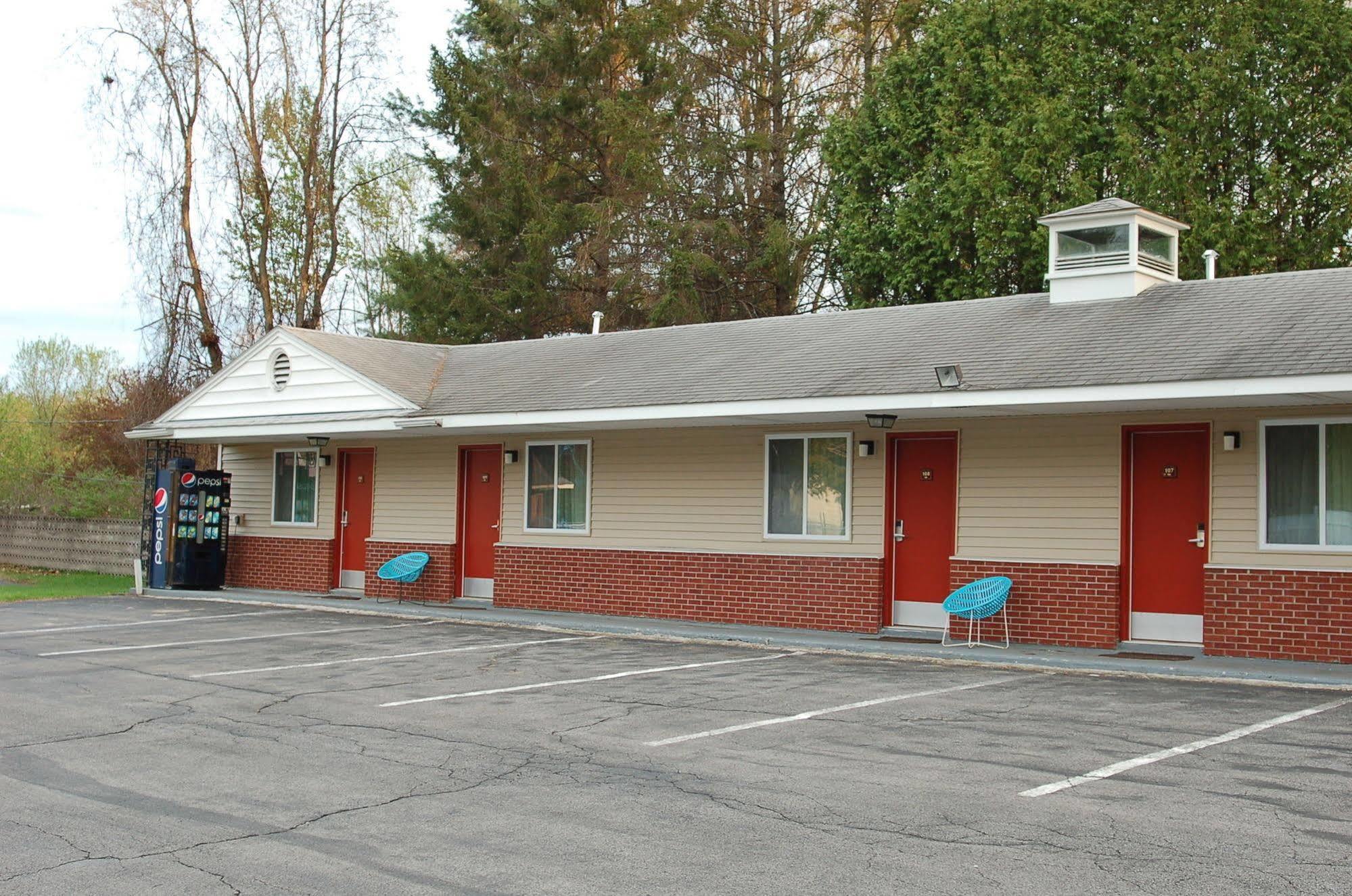 Blue Sky Inn Glens Falls-Saratoga-Lake George Exterior foto